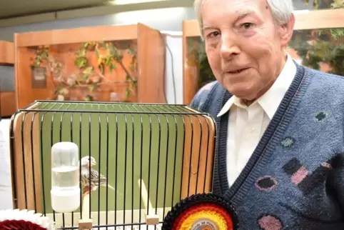 Erfahrener Züchter: Rüdiger Eichert, hier mit seinem erfolgreichen Mosaikkanarie, ist seit 50 Jahren Mitglied der Vogelfreunde F