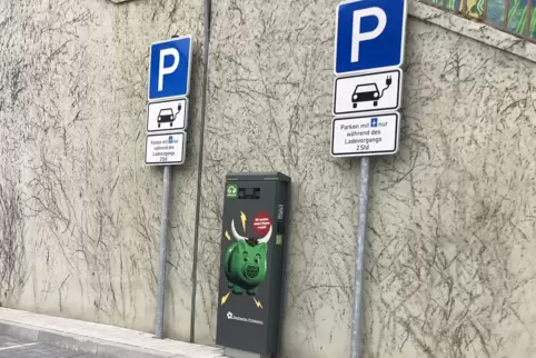 Die Stadtwerke betreiben unter anderem eine E-Ladesäule am Münzplatz. 