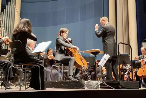 Maximilian Hornung, der Solist des Abends am Cello, und Michael Francis am Pult der Staatsphilharmonie. 