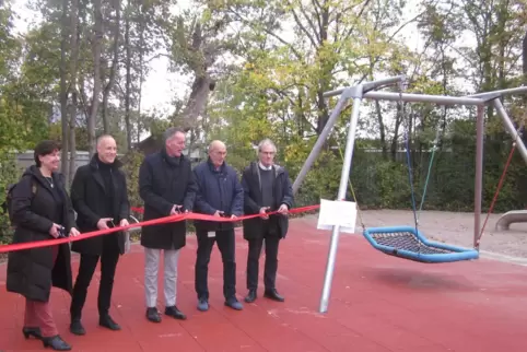 Einweihung des neugestalteten Spielplatzes in der Anglerstraße in Edigheim mit Innenminister Michael Ebling (Mitte). 