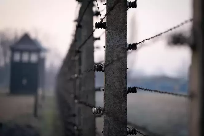 Ein Wachturm des früheren Vernichtungslagers Auschwitz-Birkenau.
