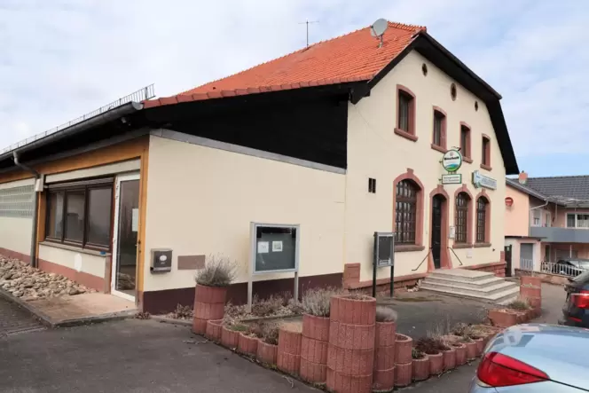 Wegen Schadstoffbelastung gesperrt: die ältere der Jahnhallen in Hettenleidelheim.
