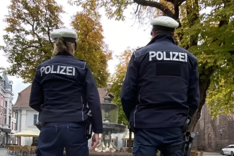 Nach einem Einbruch in ein Baustoffzentrum in Rodenbach sucht die Polizei Zeugen. 