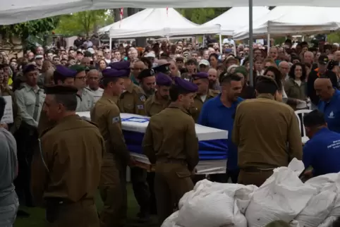 Lavi Lipschitz, einer der ersten gefallenen israelischen Soldaten der Bodenoffensive in Gaza, wird beigesetzt.