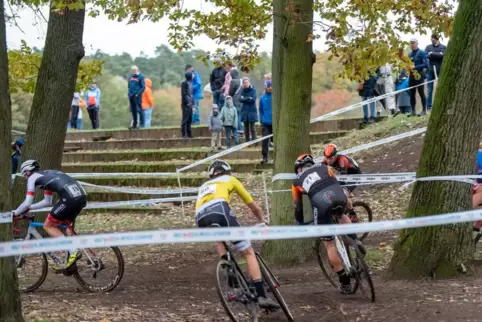 Spektakel im und rund ums Waldstadion hatte der Cyclocross-Wettbewerb in Herxheim zu bieten. 