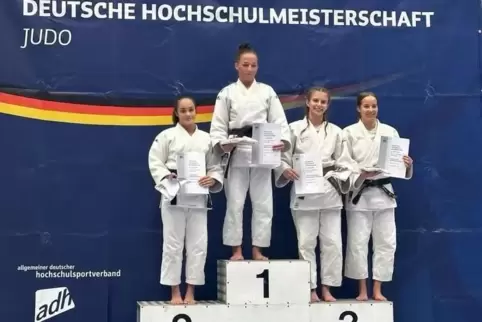 Joya Blöcher (links) neben Siegerin Soraya Günther.