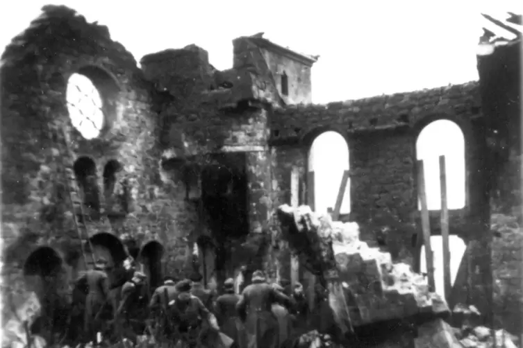 Blick auf die 1938 zerstörte Synagoge. In der Ruine bereiten Wehrmachtsangehörige die Sprengung der Reste vor.