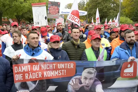 Die IG BCE rief – und viele kamen am Dienstag zur Kundgebung für einen Brückenstrompreis.