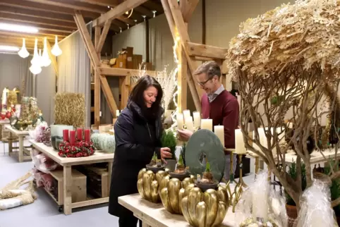 Ria Laible und Michael Kötzel legen letzte Hand an in der Christkindlscheune. 