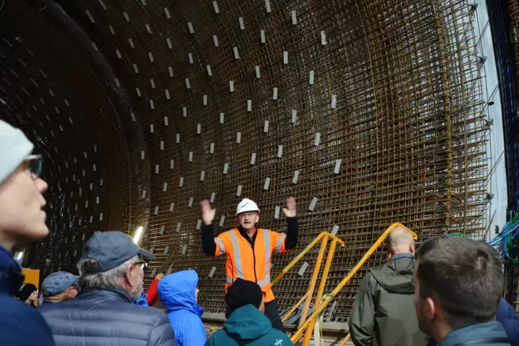 Gebannte Zuhörer: Richard Lutz, Leiter des Landesbetriebs Mobilität Kaiserslautern, gibt den Besuchern Einblick in den Tunnelbau