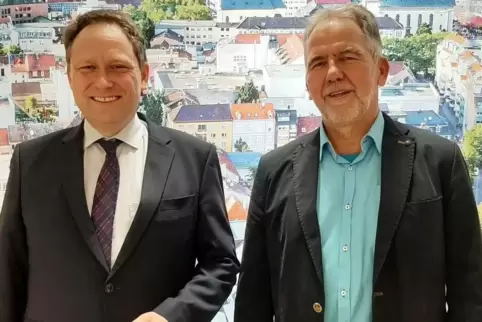 Oberbürgermeister Martin Hebich (links) mit dem neuen Leiter des Bereichs Planen und Bauen, Rainer Kußmann. 