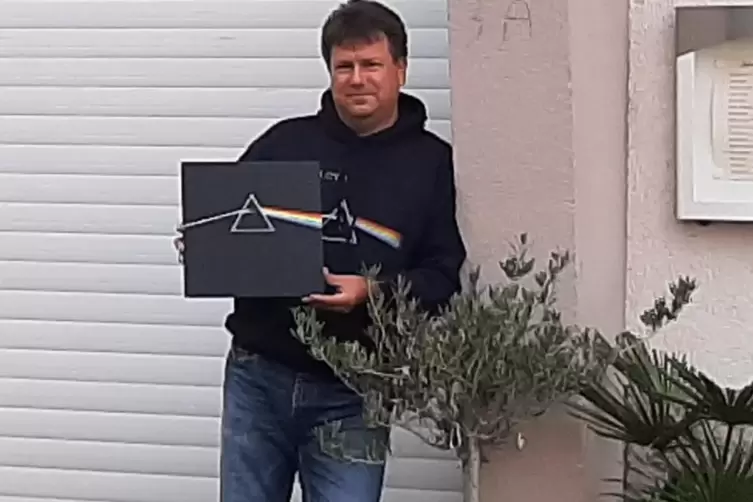Michael Weickenmeier mit Pink-Floyd-Pullover und -Platte vor dem Eingang des Provinzkinos in Enkenbach. 