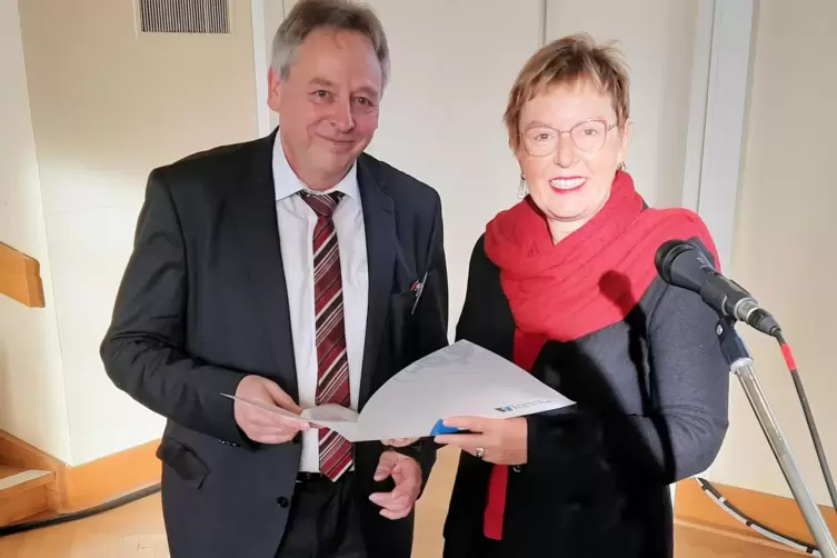 Oberkirchenrätin Marianne Wagner ehrt Dekan Stefan Kuntz für 40 Jahre Dienst.