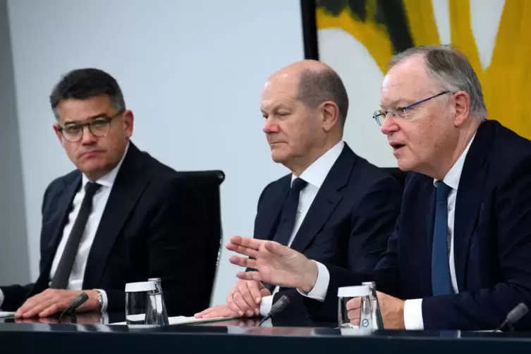 Der hessische Ministerpräsident Boris Rhein (CDU, links), sein niedersächsischer Kollege Stephan Weil (SPD, rechts) und Kanzler 
