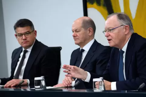 Der hessische Ministerpräsident Boris Rhein (CDU, links), sein niedersächsischer Kollege Stephan Weil (SPD, rechts) und Kanzler 