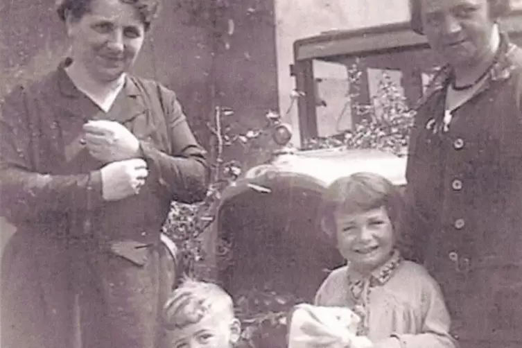 Isidor Behrs Ehefrau Erna Eva (links) mit Sohn Walter und Tochter Margot. Isidor Behrs Schwester Alma Behr (rechts) hat als einz