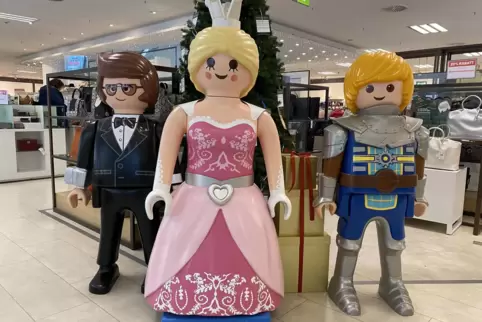 Stimmungsmacher: Die drei lebensgroßen Playmobil-Figuren Agent, Prinzessin und Ritter schenken jedem Kaufhof-Besucher ein Lächel