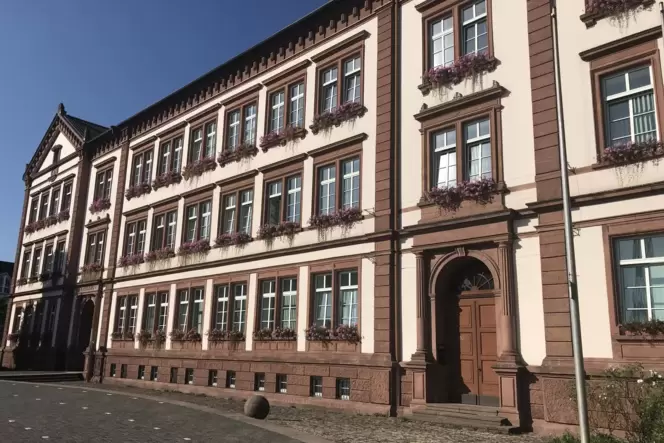 Vor dem Rathaus demonstrierten am Wochenende rund 100 Menschen.