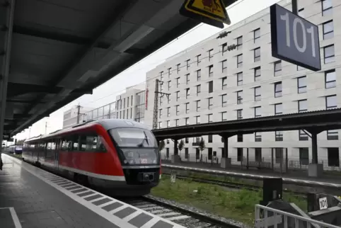 Das Intercity Hotel am Hauptbahnhof grenzt direkt an die Gleise 101 und 102, den so genannten „Pfälzer Bahnhof“. 