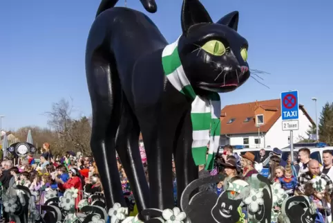 Viele Besucher werden wieder beim Westricher Fasnachtsumzug erwartet. Im Bild: Das Maskottchen der Ramsteiner Bruchkatze, die di