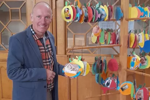 Götz Geburek in der Lambsheimer Kirche am sogenannten Taufbaum. Der protestantische Pfarrer wirkt dort seit September. 