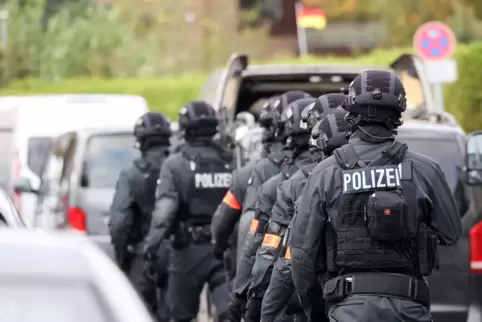 Die Polizei ist mit einem Großaufgebot im Hamburger Stadtteil Blankenese vertreten. 