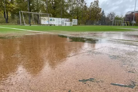 Am Derby-Spieltag ist das Wasser nicht abgeflossen. Das Korkgranulat wurde wieder aus dem Boden gespült. 