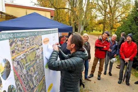 Das Interesse am Ostpark ist da: Eric Schuler hält die Anregungen der Teilnehmer des Bürgerspaziergangs fest.