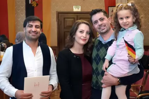 Eingebürgert: Mobariz Dergai (links) stammt aus Afghanistan, Tamarah Affas – auf dem Foto mit Ehemann und Tochter – aus dem Irak