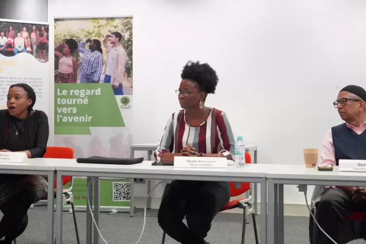 Bei der Pressekonferenz: Audrey Noukeu und Nicole Amoussou von der Black Academy und Biplab Basu.