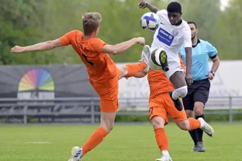 Soll bald wieder zurück sein: Speyers Kalle Wunder (links) im Duell mit Fußgönheims Martin Amoako. 