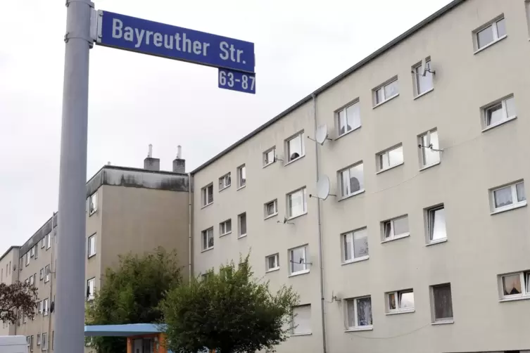 In einem der Wohnblocks in der Bayreuther Straße kam ein 59-Jähriger gewaltsam zu Tode. 