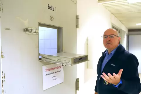 Viel hat sich nicht geändert zu den Zellen im alten Inspektionsgebäude im Westring. Hier zeigt der damalige Polizei-Pressesprech