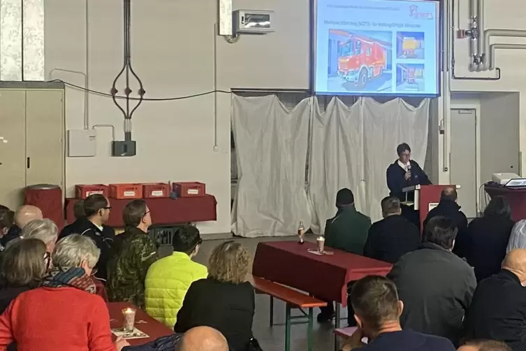 Volles Haus: die Feuerwache im Nordring bei der feierlichen &Uuml;bergabe der Fahrzeuge am Dienstagabend.