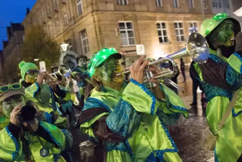 In bunten Kostümen und mit Pauken und Trompeten ziehen die Teilnehmer des Dämmerumzugs am Samstag wieder durch die Ludwigshafene