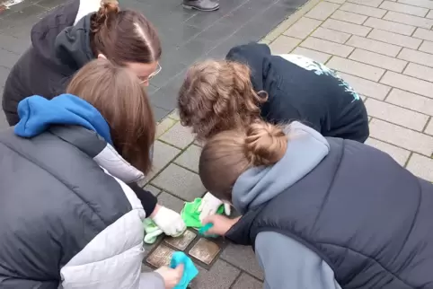 Schüler beim Putzen der Stolpersteine. 