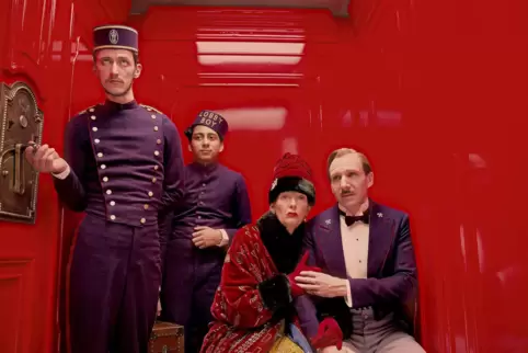 Der Concierge Monsieur Gustave (gespielt von Ralph Fiennes, r.) im Film „The Grand Budapest Hotel“ ist ein leuchtendes Beispiel 