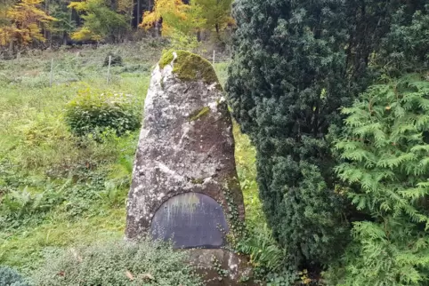 Der Grabstein, der an den Tod von Fritz Macht, Wilhelm Elsässer und Heinrich Selinger erinnert, steht noch heute auf dem Friedho