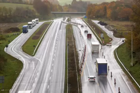 Für rund vier Millionen Euro lässt die Autobahn GmbH des Bundes den A62-Parkplatz-Potzberg sanieren. 