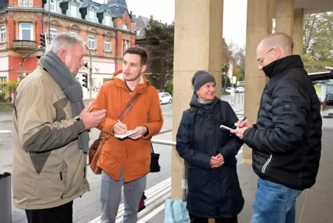 Konkrete Vorschläge für „ihre“ Stadt bei der Redaktion vor Ort vor dem Bahnhof (von links): Karl-Heinz Weinmann mit Redakteur Ti