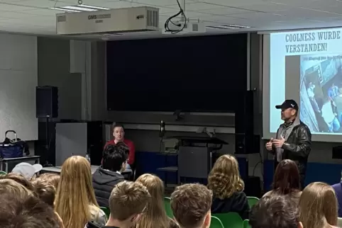 Christoph Rickels (links) und Sven Ottke werben für Toleranz und Gewaltfreiheit.