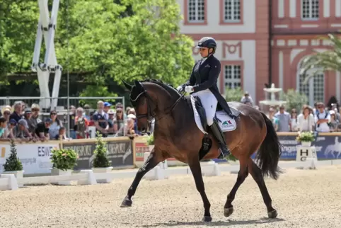 Mannschafts-Olympiasiegerin Dorothee Schneider sattelt am Sonntag zwei Pferde in der Intermédiaire-II-Prüfung. Auf dem Foto reit