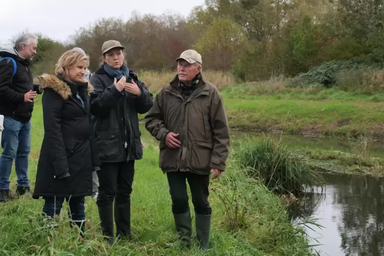 Umweltministerin Katrin Eder (links) macht sich ein Bild vom Wirken des Bibers in der Region. Projektleiterin Stefanie Venske er