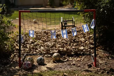 Verwaist: Israelische Fahnen hängen in einem Fußballtor in einem Hinterhof eines Hauses, das während des Großangriffs der Hamas