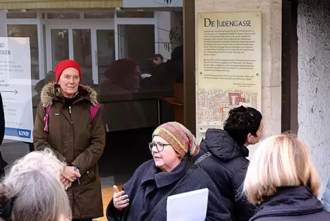 Die Stadtführerin Tanja Schwab führt am 85. Jahrestag der Reichspogromnacht rund 50 Teilnehmer auf die Spuren jüdischen Lebens i