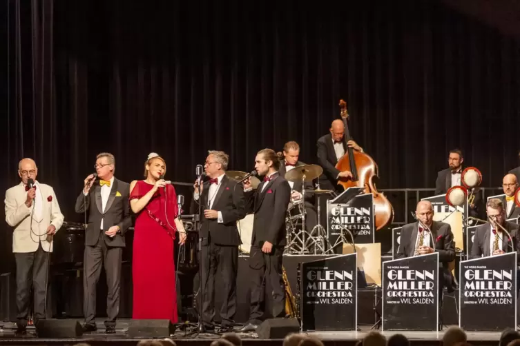 Beim Konzert des Glenn Miller Orchestra traten Orchesterleiter Wil Salden (weißer Anzug), Sängerin Sabine Kühlich und Orchesterm