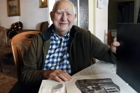 Rudi Schulz stammt aus dem westpreußischen Groß-Lipke, das heute zu Polen gehört. Auf einer Ahnentafel (im Vordergrund) sind Bil