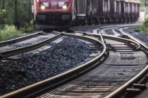 Die Bahn muss für den Güterverkehr zwischen Mannheim und Karlsruhe die Weichen für die Zukunft stellen. Doch bis die Bagger anro