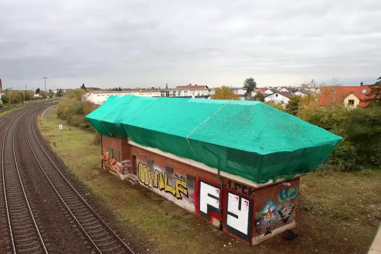 Das ehemalige Stellwerkgeb&auml;ude steht direkt unterhalb der Horstbr&uuml;cke.