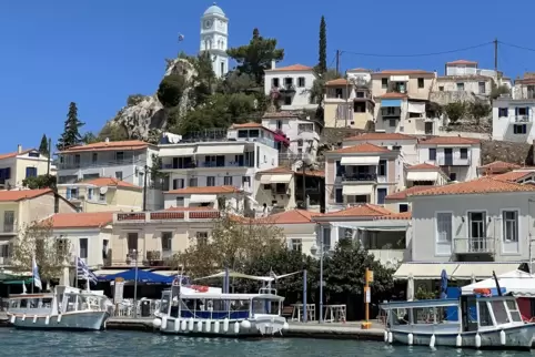 Auch bei Gästen aus Athen beliebt: die kleine Insel Poros. 